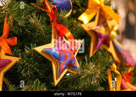 Geschmückten Weihnachtsbaum auf hellbraunem Hintergrund. Stockfoto