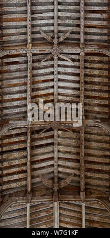 Aus Holz geschnitzte Engel in Hammer Strahl Dach der Kirche der Heiligen Dreifaltigkeit, Blythburgh, Suffolk, England, Großbritannien Stockfoto