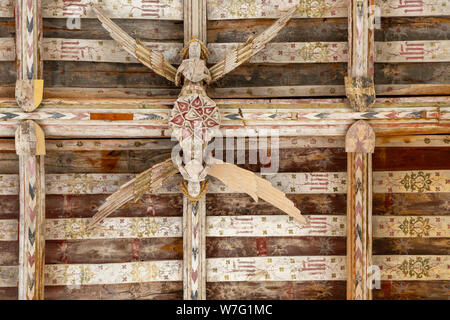 Aus Holz geschnitzte Engel in Hammer Strahl Dach der Kirche der Heiligen Dreifaltigkeit, Blythburgh, Suffolk, England, Großbritannien Stockfoto