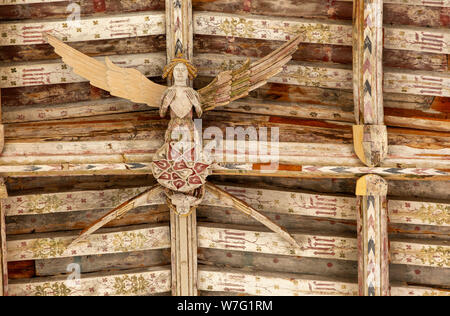 Aus Holz geschnitzte Engel in Hammer Strahl Dach der Kirche der Heiligen Dreifaltigkeit, Blythburgh, Suffolk, England, Großbritannien Stockfoto