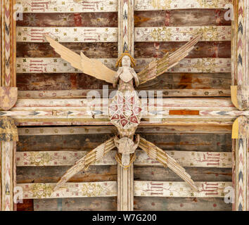 Aus Holz geschnitzte Engel in Hammer Strahl Dach der Kirche der Heiligen Dreifaltigkeit, Blythburgh, Suffolk, England, Großbritannien Stockfoto