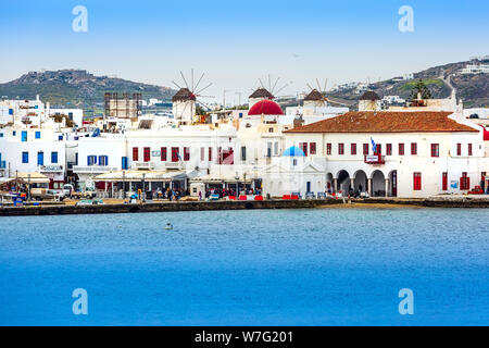 Mykonos, Griechenland - 23. April 2019: berühmte Insel weiß getünchte Häuser, Windmühlen Panoramablick vom Meer in Kykladen Stockfoto