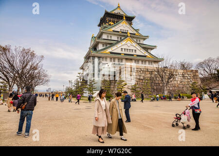 28. März 2019: Osaka, Japan - die Besucher vor dem Bergfried der Burg Osaka Stockfoto