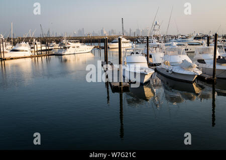 Boote in Flamenco Marina, Panama City Stockfoto