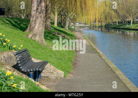 Leeren Bank an der Seite der Hythe im Frühjahr. Stockfoto