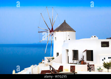 Das Dorf Oia auf Santorini, Griechenland mit Windmühle, weiße Häuser und Meer Stockfoto