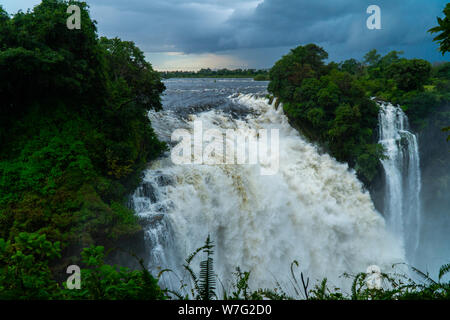 Victoria Falls ist ein Wasserfall im südlichen Afrika auf dem Sambesi Fluss an der Grenze zwischen Sambia und Simbabwe. Stockfoto