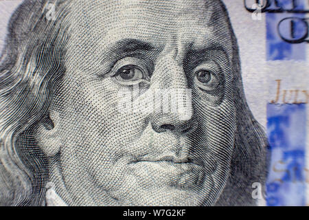 Benjamin Franklin Gesicht auf uns hundert Dollar bill Makro isoliert, United States geld Nahaufnahme. Stockfoto