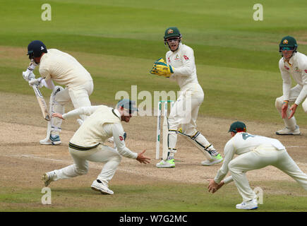 BIRMINGHAM, ENGLAND. 04.August 2019: Stuart Breite von England spielt einen Schuß und wird von Steve Smith von Australien Tag 5 der 1 Specsavers Asche Test Match gefangen, bei Edgbaston Cricket Ground, Birmingham, England. Stockfoto