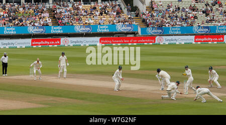 BIRMINGHAM, ENGLAND. 04.August 2019: Steve Smith von Australien nimmt einen Haken zu schließen Stuart Breite von England aus dem Bowling von Nathan Lyon bei Tag 5 der 1 Specsavers Asche Test Match zu entlassen, bei Edgbaston Cricket Ground, Birmingham, England. Stockfoto