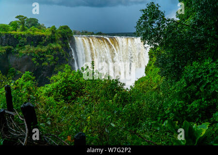 Victoria Falls ist ein Wasserfall im südlichen Afrika auf dem Sambesi Fluss an der Grenze zwischen Sambia und Simbabwe. Stockfoto