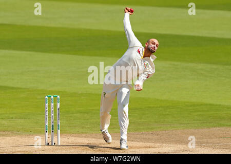 BIRMINGHAM, ENGLAND. 04.August 2019: Nathan Lyon von Australien Bowling bei Tag 5 der 1 Specsavers Asche Test Match, bei Edgbaston Cricket Ground, Birmingham, England. Stockfoto