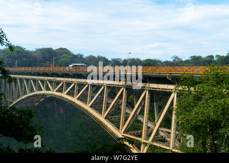 Die Victoria Falls Brücke die Grenze zwischen Sambia und Simbabwe im Südlichen Afrika Stockfoto