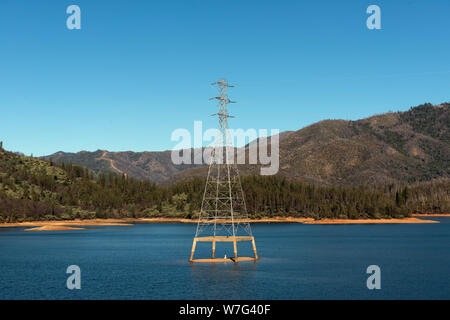 Ein elektrisches Getriebe Turm inmitten der Fantastischen Vier See in die Fantastischen Vier National Recreation Area, nordwestlich von Redding, Kalifornien Stockfoto