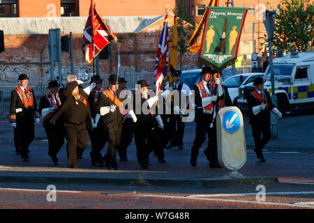 Der marschsaison protestantischen Oranierorden, hier durch ein katholischen Viertel von Belfast, Nordirland/Marching Saison des Orange Order (Loya Stockfoto