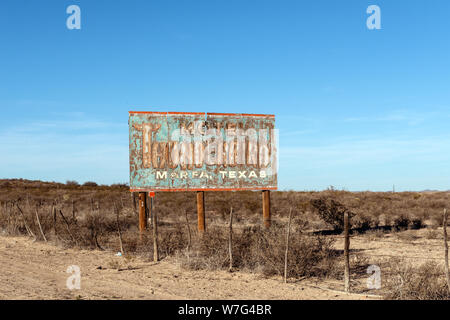 Eine alte Reklametafeln in entfernten Presidio County, Texas, für das Motel Thunderbird, bis in die Stadt von Marfa, Texas Stockfoto