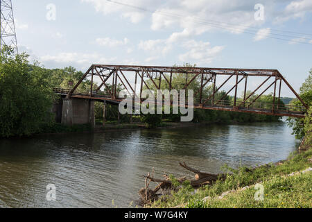 Eine alte, verrostete Brücke zur nahen Insel in den Ohio River, in St. Marys, West Virginia Stockfoto