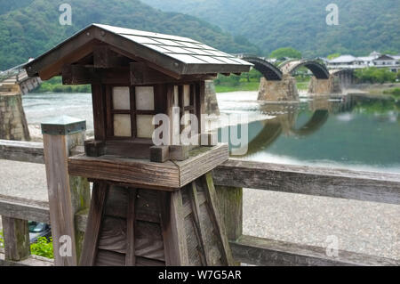 Die kintai Brücke im Jahre 1673 über die Nishiki Flusses gebaut, in der Stadt von Iwakuni, in der Präfektur Yamaguchi, Japan. Stockfoto