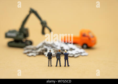 Miniatur Menschen Unternehmer ständigen Investitionen Analyse oder Investitionen in die Rätsel lösen, eine Lösung zu finden. Als Hintergrund business c Stockfoto