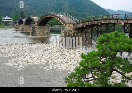 Die kintai Brücke im Jahre 1673 über die Nishiki Flusses gebaut, in der Stadt von Iwakuni, in der Präfektur Yamaguchi, Japan. Stockfoto