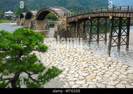 Die kintai Brücke im Jahre 1673 über die Nishiki Flusses gebaut, in der Stadt von Iwakuni, in der Präfektur Yamaguchi, Japan. Stockfoto