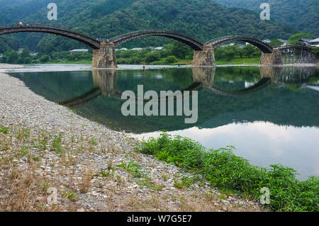 Die kintai Brücke im Jahre 1673 über die Nishiki Flusses gebaut, in der Stadt von Iwakuni, in der Präfektur Yamaguchi, Japan. Stockfoto