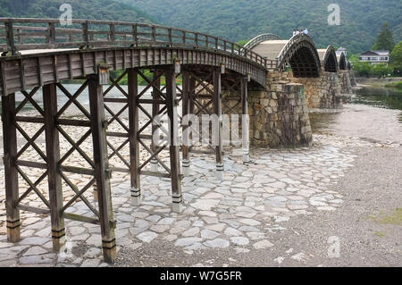 Die kintai Brücke im Jahre 1673 über die Nishiki Flusses gebaut, in der Stadt von Iwakuni, in der Präfektur Yamaguchi, Japan. Stockfoto