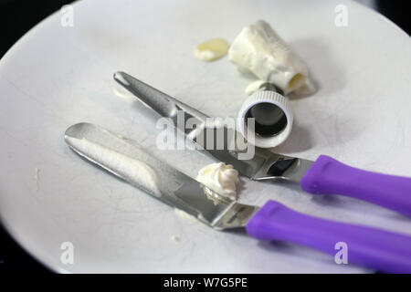 Verschiedene Werkzeuge verwendet, Kuchen und andere Backwaren zu verzieren. Auf diesem Foto sehen Sie ein paar Kuchen Dekoration Messer, Rohre und Rohrleitungen. Stockfoto