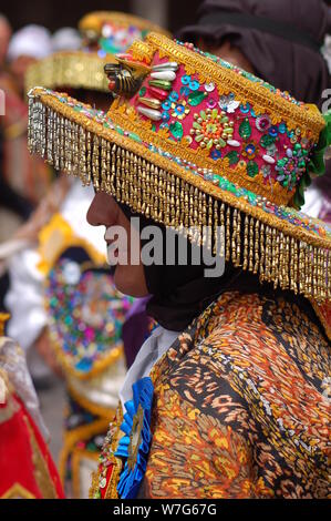 Schöne Kostüme und Farben des Regenbogens beim Karneval in Cusco, Peru. Stockfoto