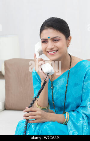 Hausfrau Festnetz telefonieren Stockfoto