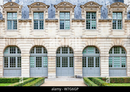 Französische Architektur im Garten des Hotel de Sully, Paris, Frankreich Stockfoto