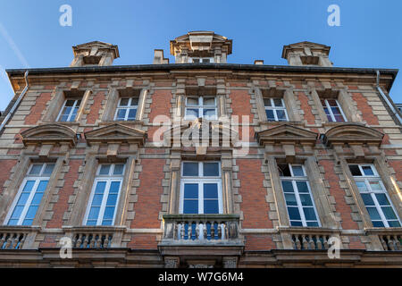 Französische Architektur der Gebäude in der Umgebung "Place des Vosges" - die älteste öffentliche Platz in Paris, Frankreich Stockfoto