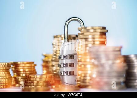 Silber Codeschloss mit mehrere Stapel Münzen | Verwendung weltweit Stockfoto