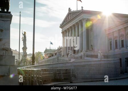 Österreich: Das Parlament auf der Ringstraße, Wien. Foto vom 1. November 2014. | Verwendung weltweit Stockfoto