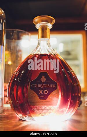 Ufa, Russland, 12. Juni, 2019: Courvoisier VSOP Cognac Courvoisier ist eine Marke von Cognac von Strahl Suntory besessen. Die Produktion ist in der Stadt auf der Grundlage Stockfoto