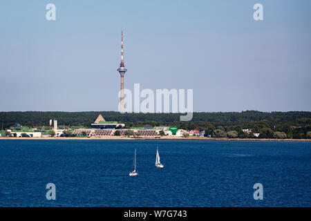 Aussicht auf die Tallinner Fernsehturm vom Meer in der Nähe von Tallinn, Estland am 21. Juli 2019 Stockfoto