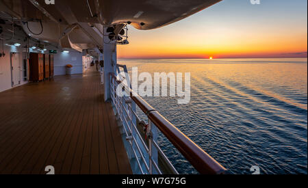 Schönen Sonnenuntergang und sanft lappin Wellen vom Deck eines Kreuzfahrtschiffes gesehen auf der Ostsee Stockfoto
