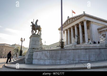 Österreich: Das Parlament auf der Ringstraße, Wien. Foto vom 1. November 2014. | Verwendung weltweit Stockfoto