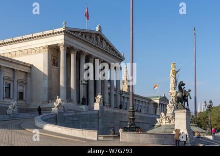 Österreich: Das Parlament auf der Ringstraße, Wien. Foto vom 1. November 2014. | Verwendung weltweit Stockfoto