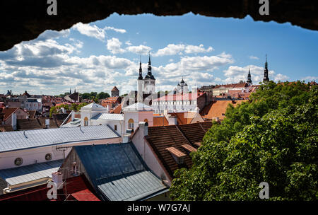 Gerahmtes Stadtbild Blick auf Tallinn, Estland suchen durch die mittelalterlichen Turm aus Stein und Holz, Fenster Stockfoto