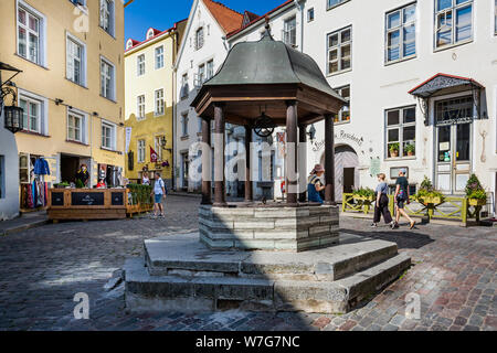 Mittelalterliche Rad gut Wasser in Tallinn, Estland, am 21. Juli 2019 fetch Stockfoto