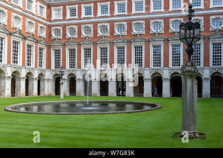 Hampton Court Palace, England. Außenansicht Stockfoto