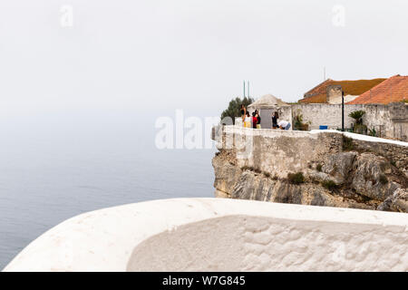 Nazare, Portugal - 19 Juli 2019: Touristische Fotos am Miradouro auf ein DUNSTIGER Tag Stockfoto