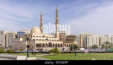 Der König Faisal Moschee liegt im Stadtzentrum von Sharjah entfernt. Es ist eine der größten Moscheen in der Region. Das Emirat gehört zu den Vereinigten Arabischen Emiraten und ist traditionell als sehr konservativ. (14. Januar 2019) | Verwendung weltweit Stockfoto