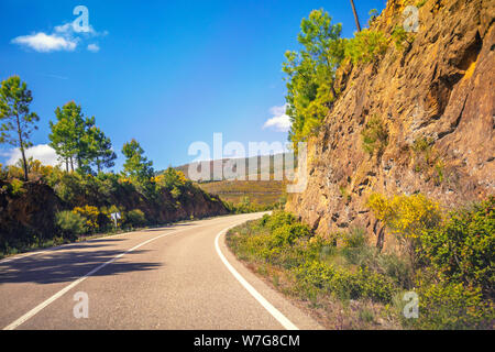 Blick auf die wunderschöne Berglandschaft durch die Windschutzscheibe an einem sonnigen Tag. Ein Auto über die kurvenreiche Straße. Spanien, Europa Stockfoto