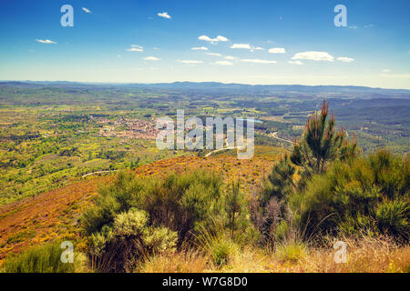 Panoramablick auf die Landschaft, Blick auf das Tal, ein Dorf im Tal, die Berge und die Felder. Berglandschaft im frühen Frühling. Valverde del Fresno, Cáceres, Spanien. Stockfoto