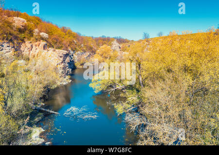 Berglandschaft. Luftbild des Berg River im frühen Frühjahr Stockfoto