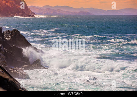 Landschaft mit Meer und Klippen. Felsigen Küste an einem sonnigen Tag. Wunderschöne Natur, Landschaft, stürmische See. San Sebastian, Baskenland, Spanien, Europa Stockfoto