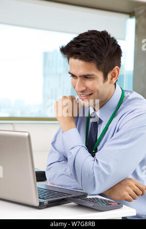 Unternehmer, die auf einem Laptop in einem Büro arbeiten Stockfoto