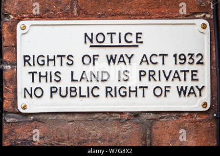 Wegerechte beachten Schild - Rechte der Art und Weise handeln 1932 dieses Land ist Privat ohne öffentliche Vorfahrt Stockfoto